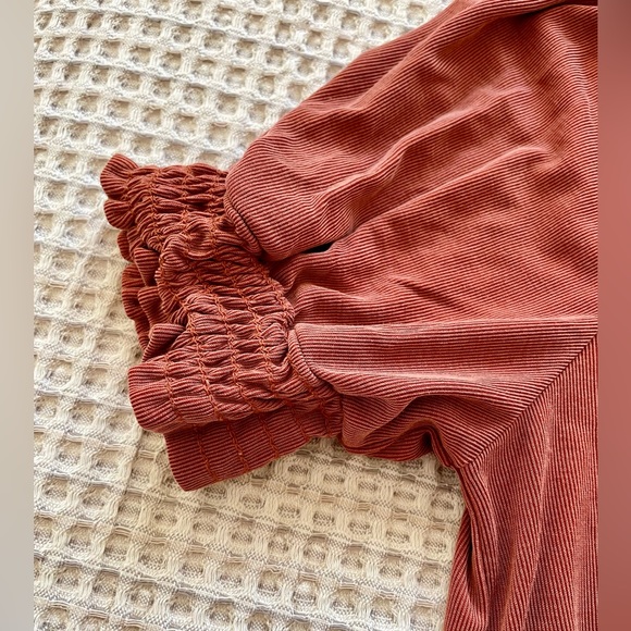 Green Envelopes Rust colored short sleeve blouse/top size small. - Picture 3 of 13